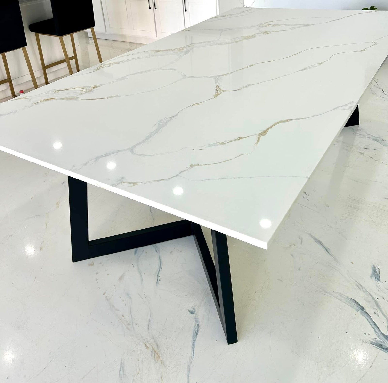 mesa-cuarzo-calacatta-gold- &-gray